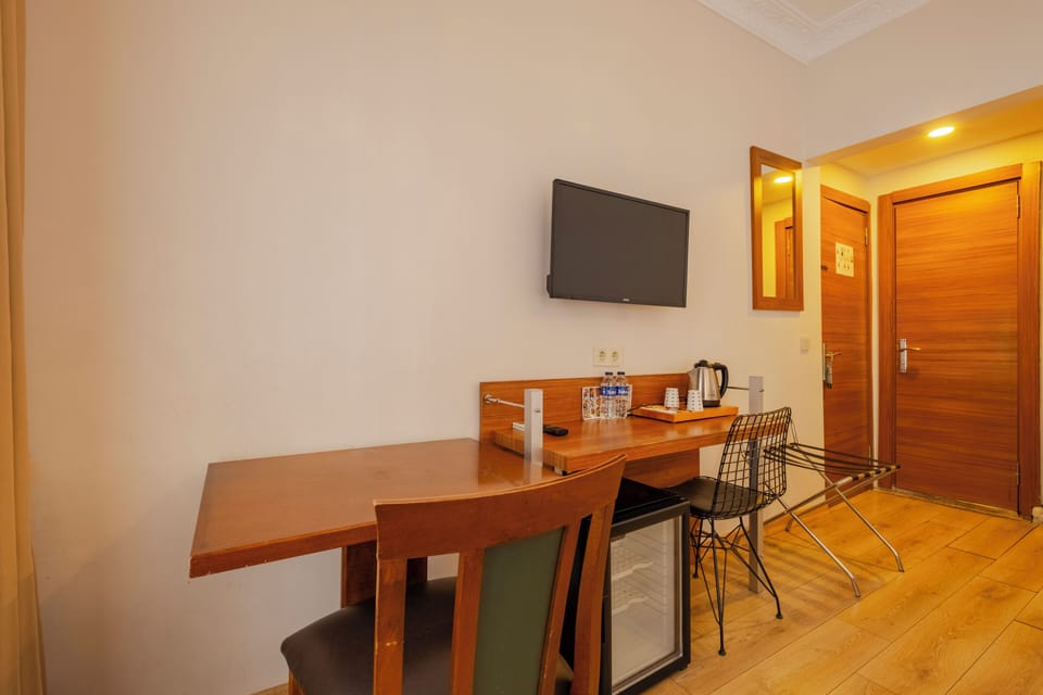 Standard Double Room | Minibar, in-room safe, desk, soundproofing