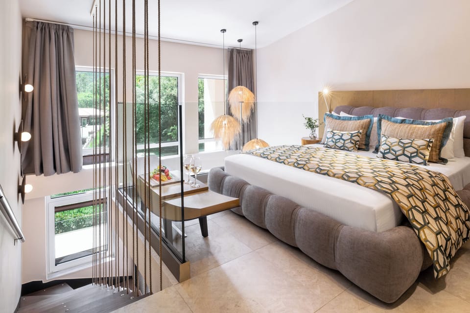 Grand Studio Suite | Minibar, in-room safe, desk, laptop workspace