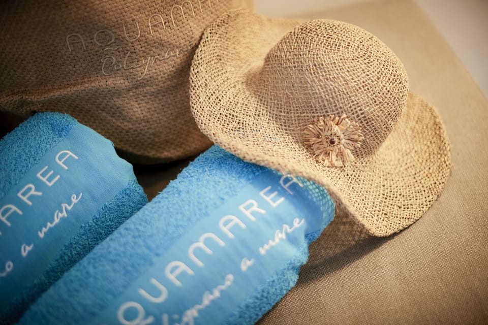 Maredentro, double deluxe, vista mare | In-room safe, individually decorated, individually furnished, desk