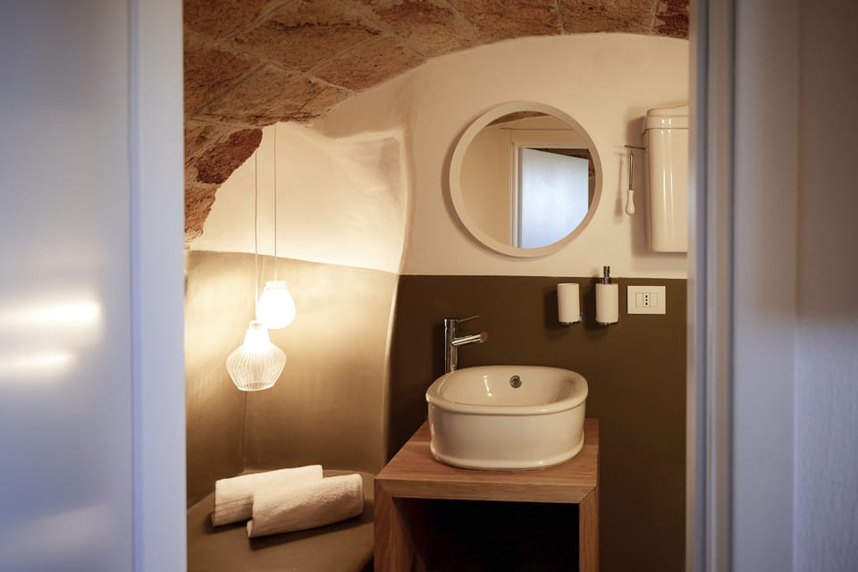 Aquapietra, double deluxe con vasca | Bathroom | Shower, free toiletries, hair dryer, bathrobes
