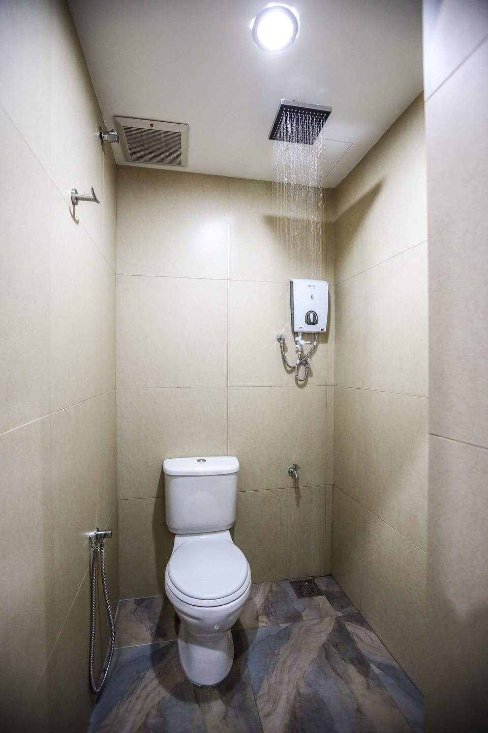 Standard Single Room | Bathroom | Shower, free toiletries, hair dryer (on request), towels