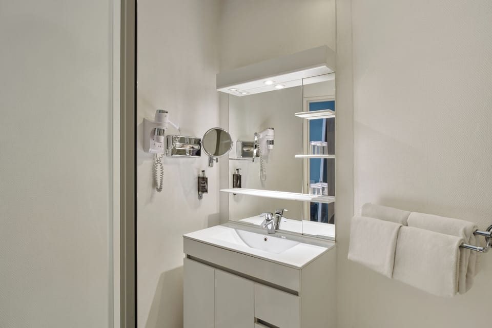 Bathtub, free toiletries, hair dryer, towels
