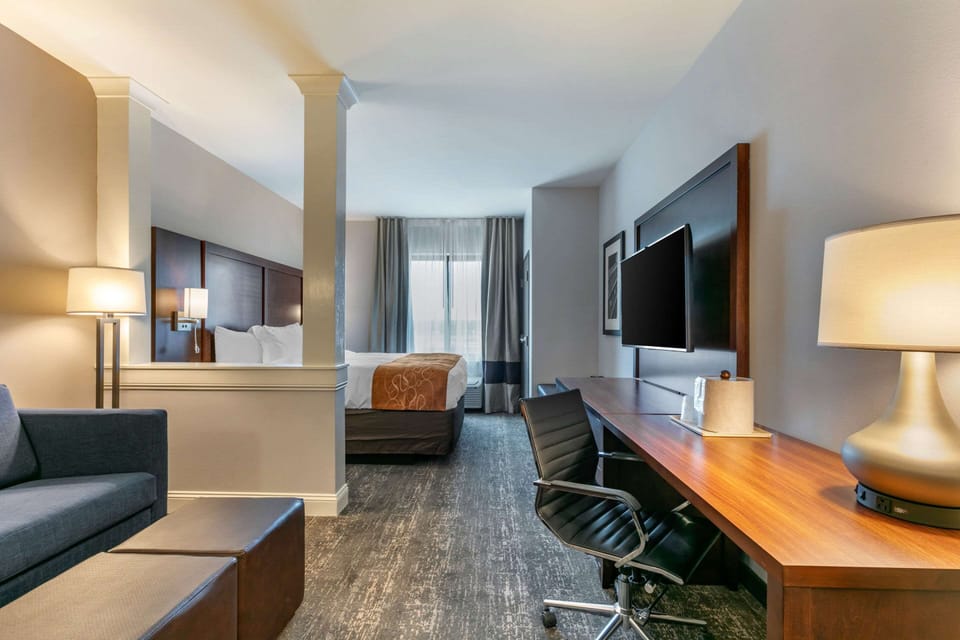 Suite, 1 King Bed, Non Smoking | In-room safe, desk, blackout drapes, iron/ironing board