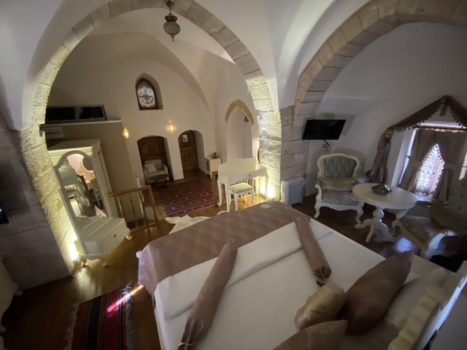Grand Room, 1 Queen Bed, Non Smoking | Minibar, in-room safe, desk, laptop workspace