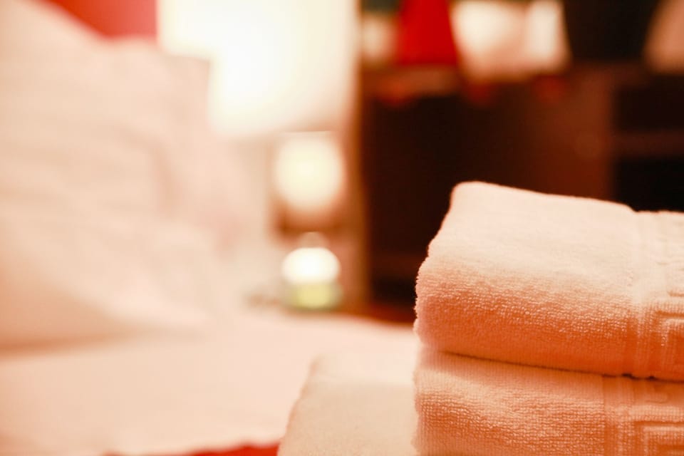 Deluxe Studio, 1 Bedroom (open space - garsoniera) | Bathroom amenities | Shower, free toiletries, slippers, towels