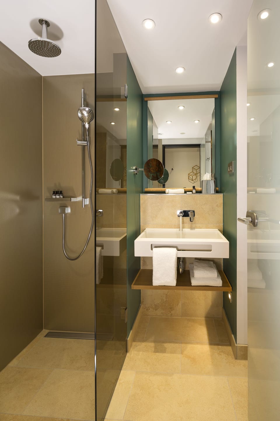 Shower, rainfall showerhead, free toiletries, hair dryer