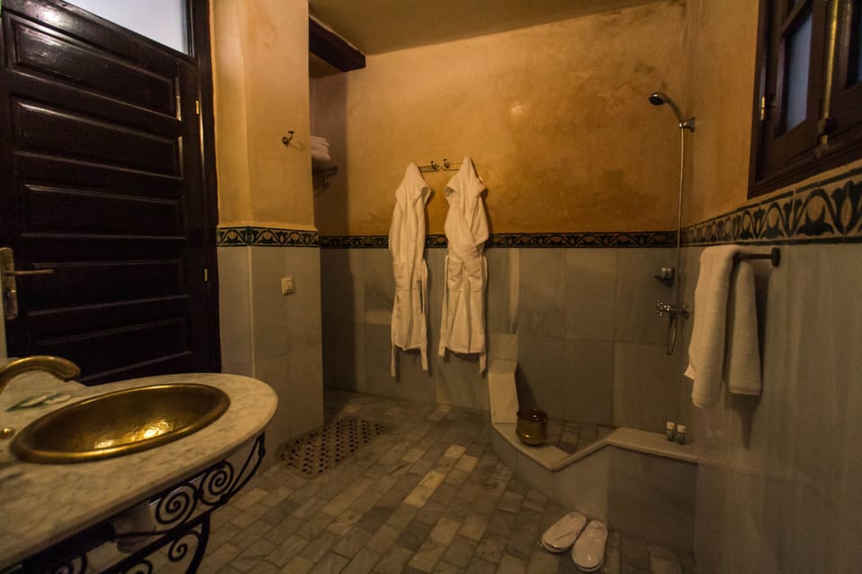 Suite (ALI BABA) | Bathroom | Shower, rainfall showerhead, free toiletries, hair dryer