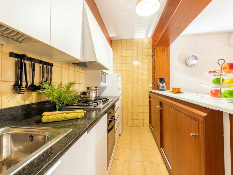 Cabinetry, Countertop, Kitchen Sink, Property, Sink, Building, Tap, Kitchen Appliance, Wood, Kitchen Stove