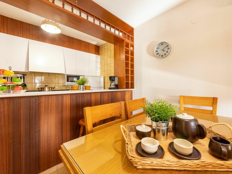 Furniture, Property, Table, Cabinetry, Tableware, Building, Interior Design, Houseplant, Countertop, Wood
