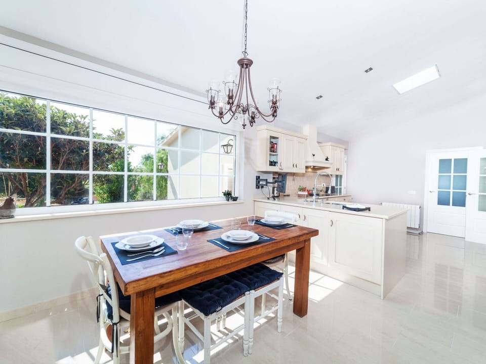 Property, Room, Interior Design, Furniture, Building, Ceiling, House, Table, Dining Room, Floor
