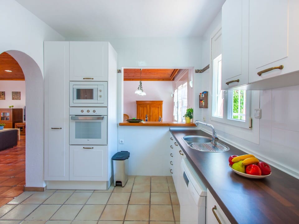 Room, Property, Countertop, Kitchen, Furniture, Cabinetry, Interior Design, Building, Orange, House