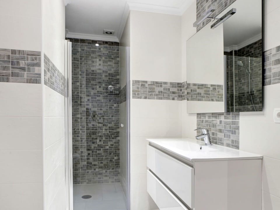 Tile, Room, Bathroom, Property, Floor, Interior Design, Wall, Building, Architecture, House