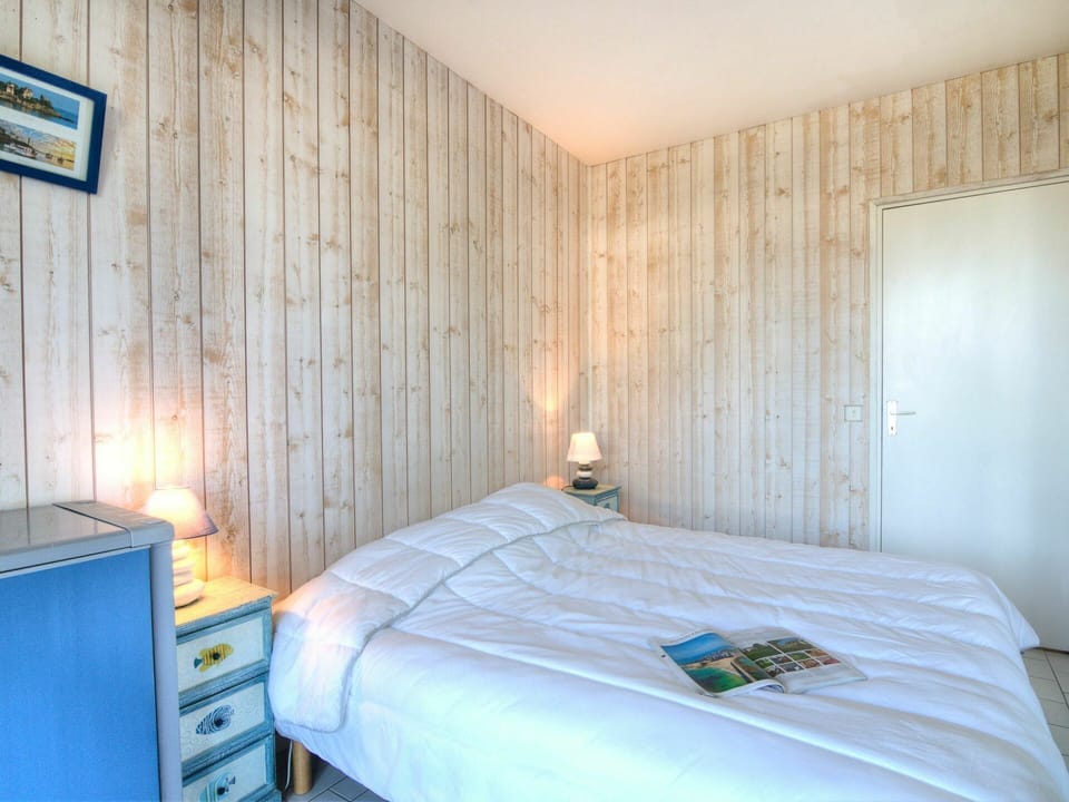 Property, Furniture, Comfort, Azure, Building, Textile, Wood, Interior Design, Lighting, Bed
