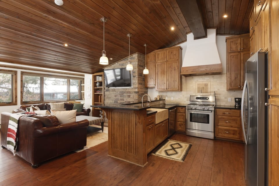 Townhome, 3 Bedrooms | Private kitchen | Fridge, oven, coffee/tea maker, electric kettle