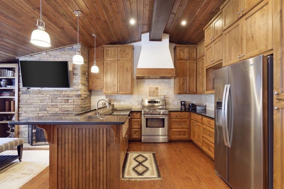 Townhome, 3 Bedrooms | Private kitchen | Fridge, oven, coffee/tea maker, electric kettle