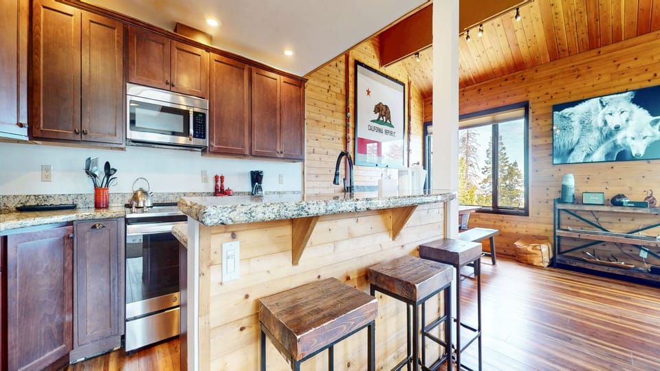 Condo, 4 Bedrooms | Private kitchen | Coffee/tea maker, fridge, oven, toaster