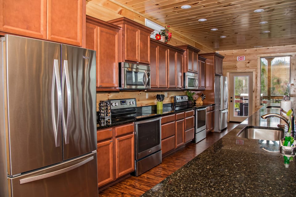Cabin, Multiple Bedrooms | Private kitchen | Fridge, oven, coffee/tea maker, toaster