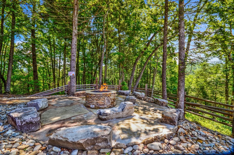 Cabin, Multiple Bedrooms | Outdoor dining