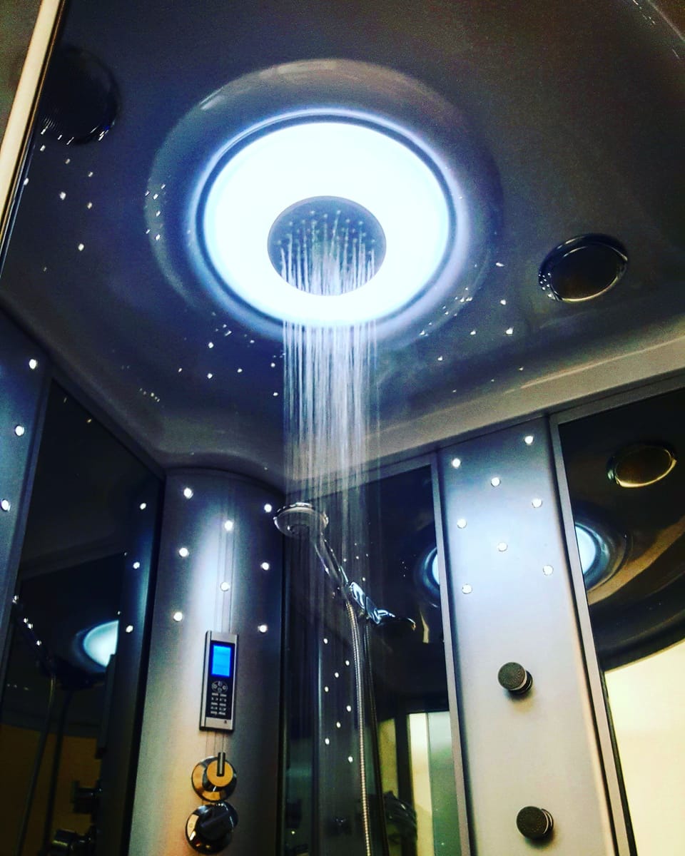 Deluxe Suite, Hot Tub | Bathroom shower