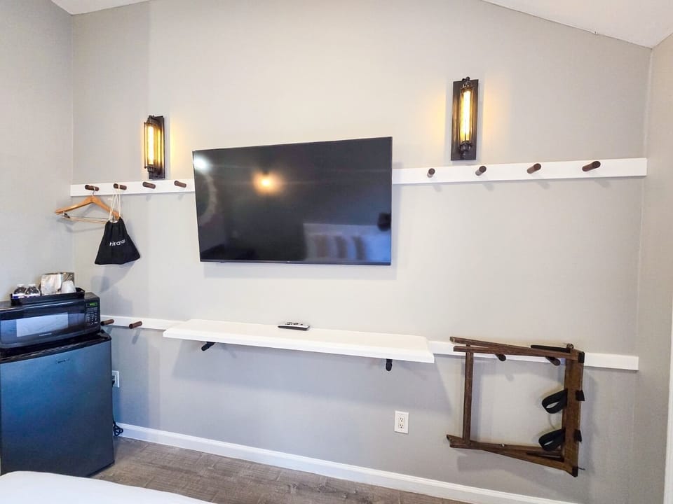 Studio, 1 Queen Bed Suite, Non Smoking | Premium bedding, down comforters, blackout drapes, free WiFi