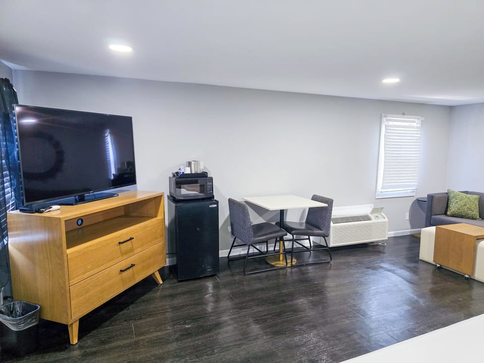 Lower Lodge Suite - King Bed w/ Sofabed | Living area