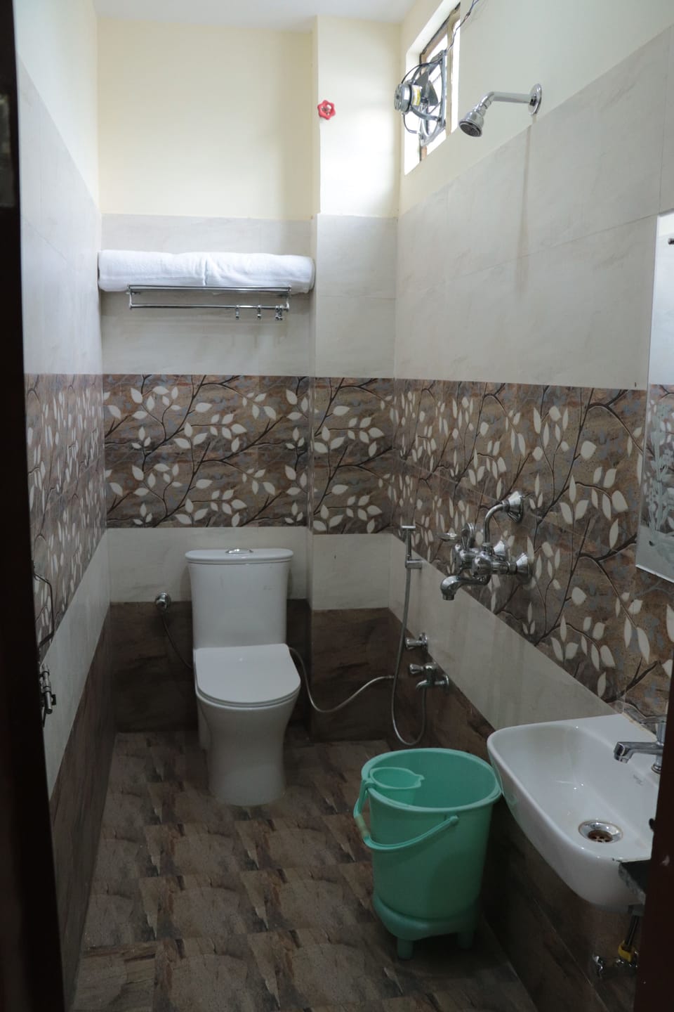 Deluxe Double Room | Bathroom | Shower, free toiletries