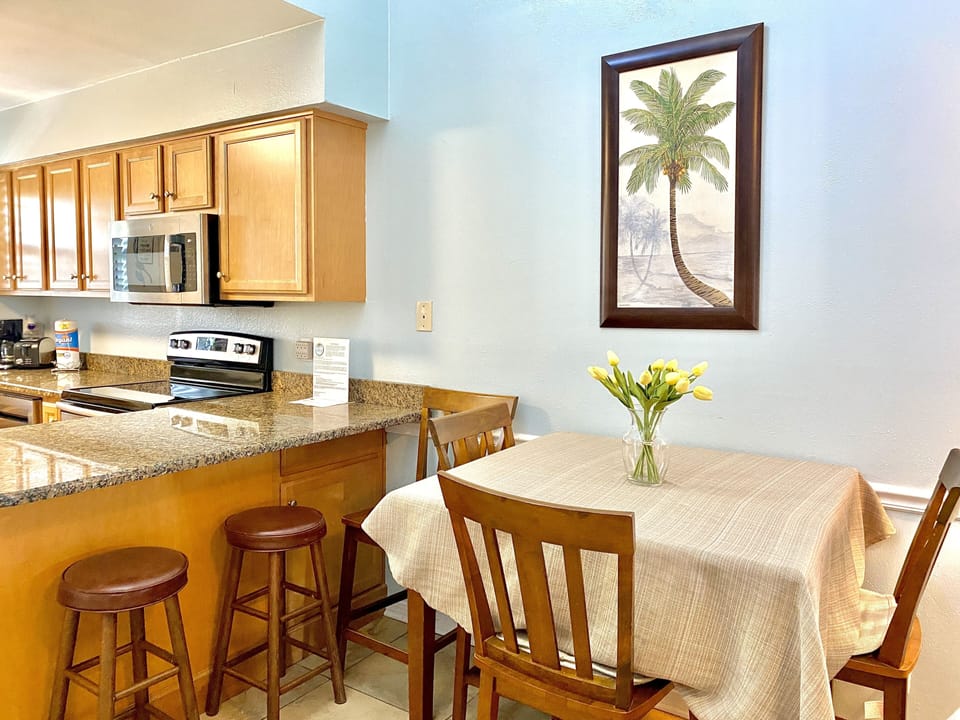 Condo, 2 Bedrooms, Balcony, Partial Ocean View (211) | In-room dining