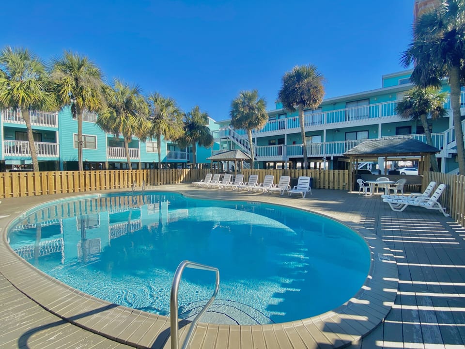 2 outdoor pools