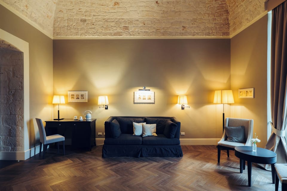 Suite | Living area | Books, heated floors