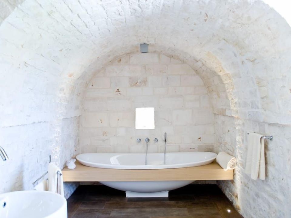 Suite | Bathroom | Shower, rainfall showerhead, free toiletries, hair dryer