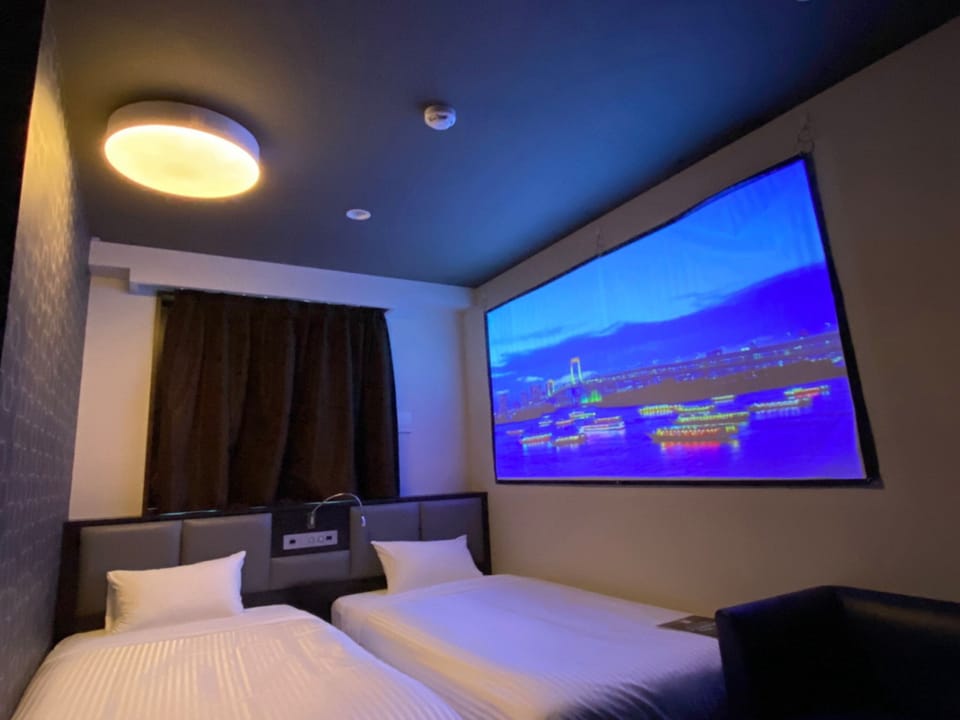 Hollywood Twin Room, Non Smoking | Desk, free WiFi