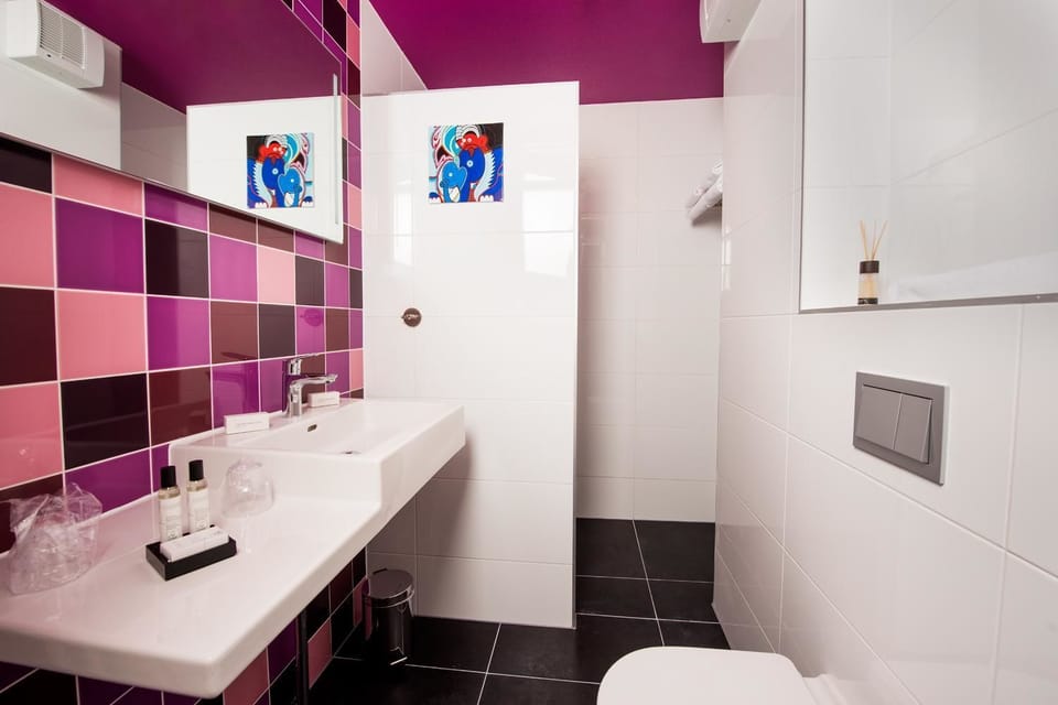 Deluxe Room | Bathroom | Hair dryer, towels