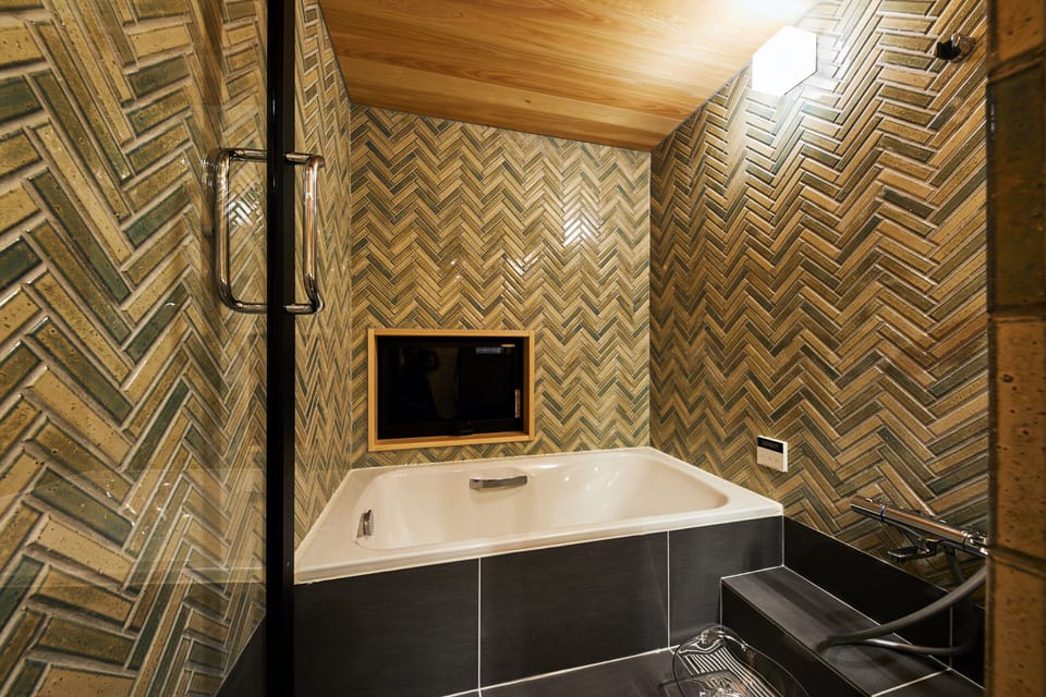 Deluxe Suite, IPPONBASHI, Shirakawa View | Bathroom | Separate tub and shower, deep soaking tub, free toiletries, hair dryer
