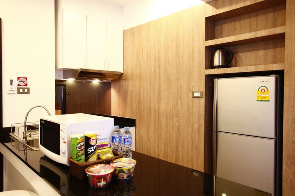 Deluxe Studio | Private kitchen | Full-size fridge, microwave, stovetop, coffee/tea maker