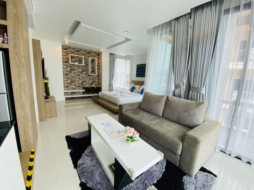 Deluxe Studio | Living area | Flat-screen TV