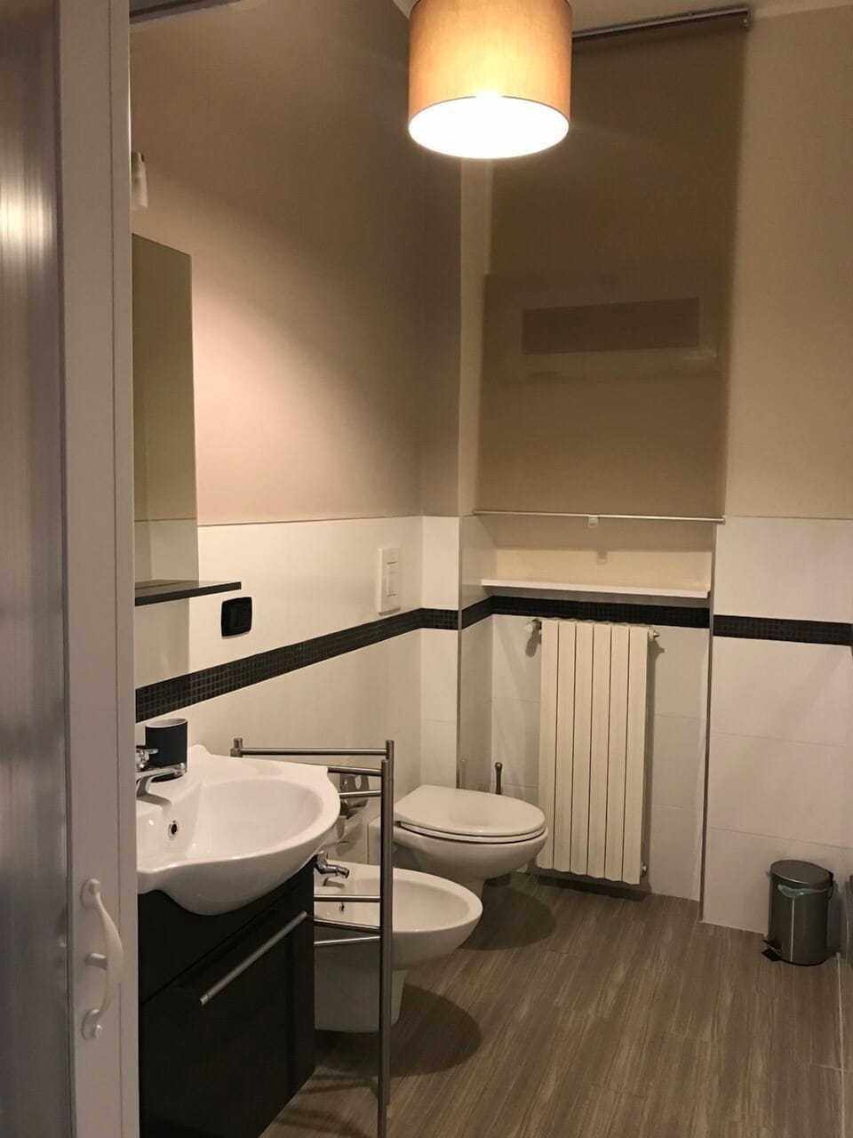 Comfort Double Room | Bathroom | Shower, rainfall showerhead, free toiletries, hair dryer