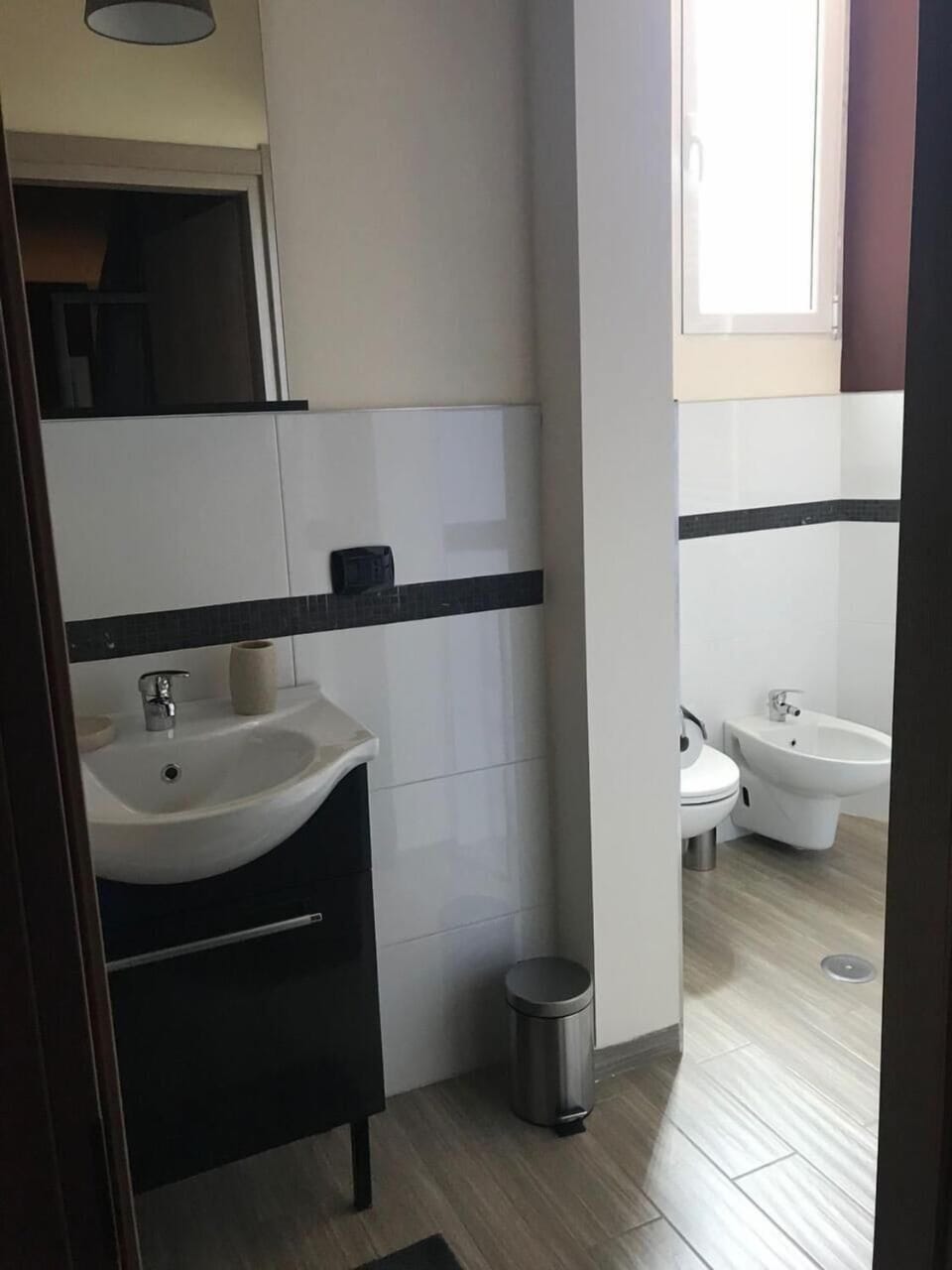Shower, rainfall showerhead, free toiletries, hair dryer