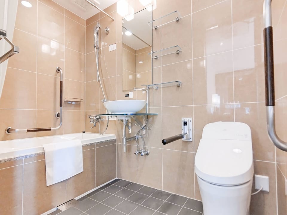 Combined shower/tub, deep soaking tub, free toiletries, hair dryer