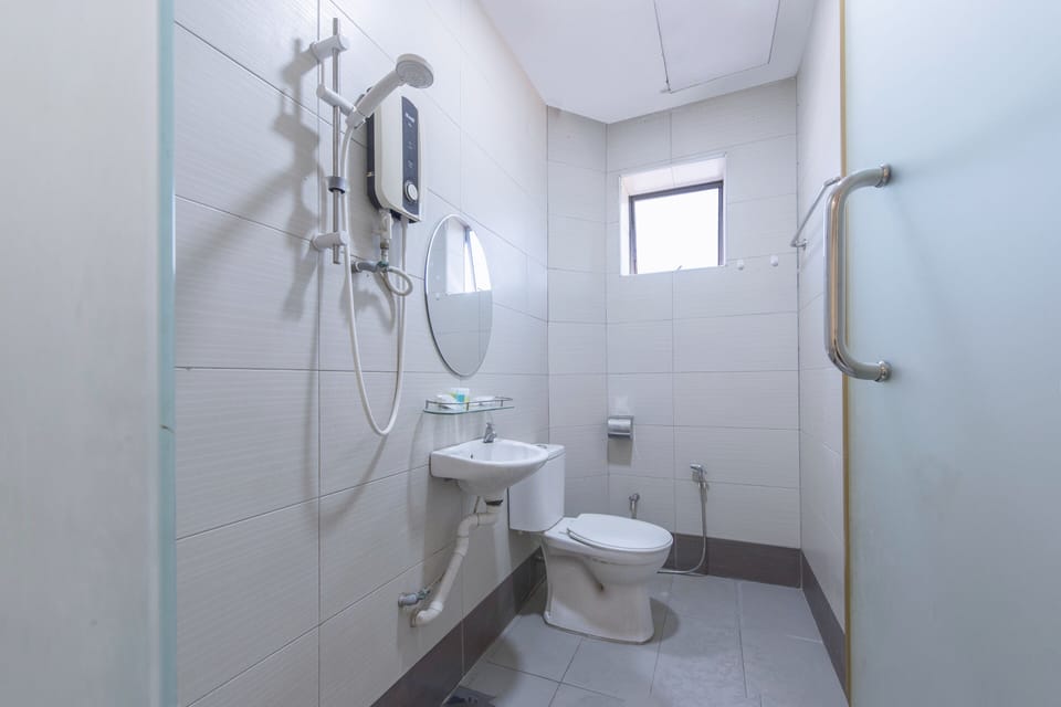 Shower, free toiletries, hair dryer (on request), bidet