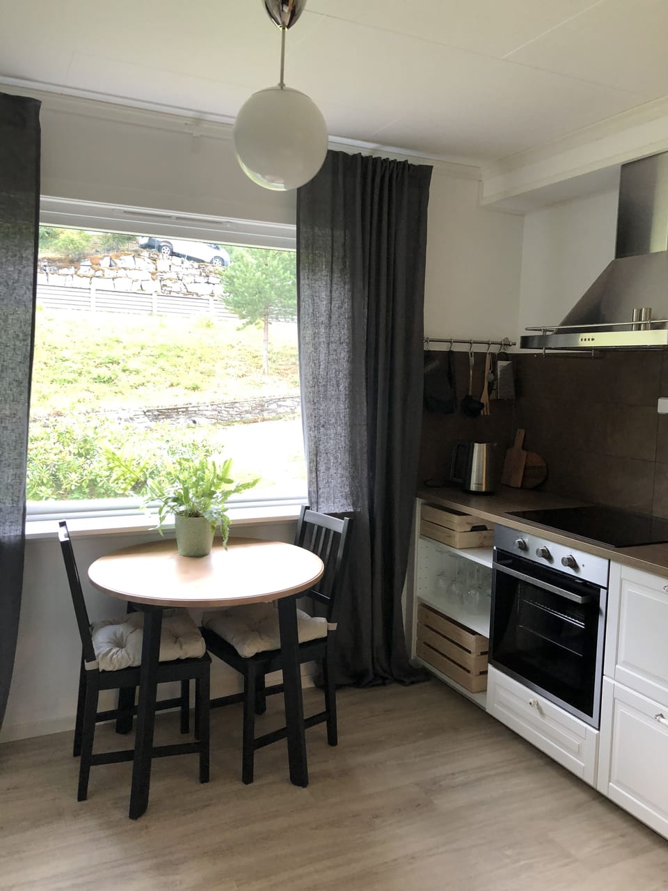 Full-size fridge, microwave, stovetop, dishwasher