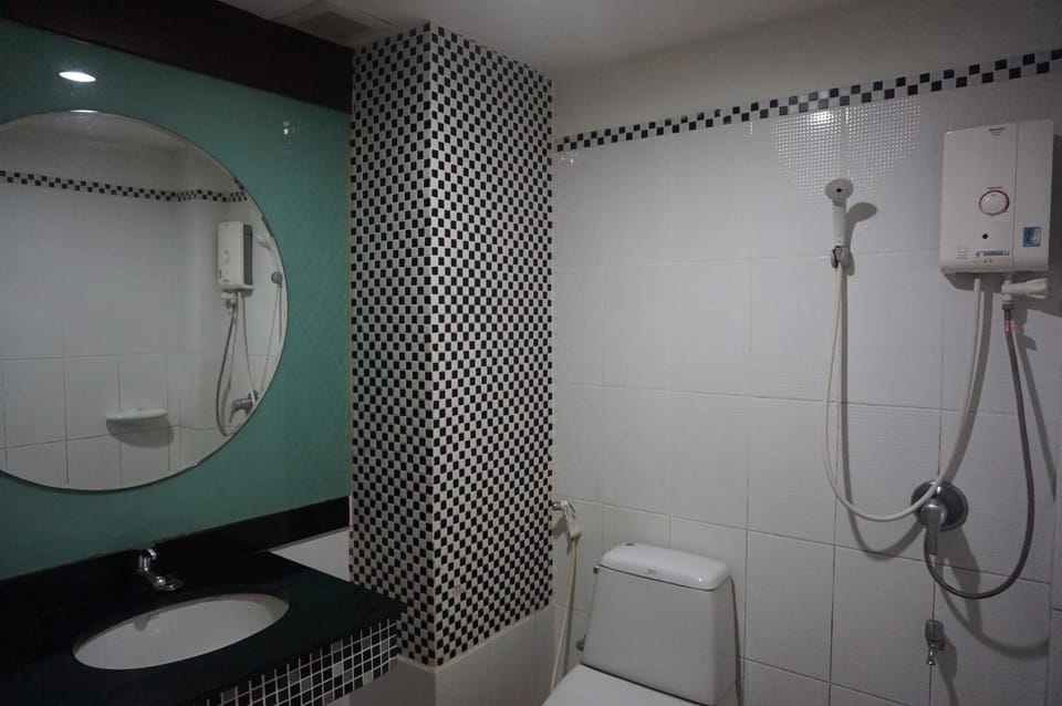 Shower, free toiletries, towels