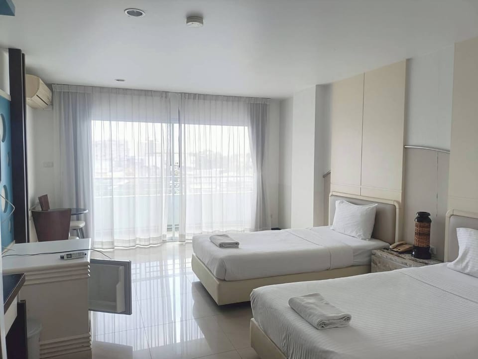 Standard Twin Room | Minibar, desk, blackout drapes, WiFi (free)