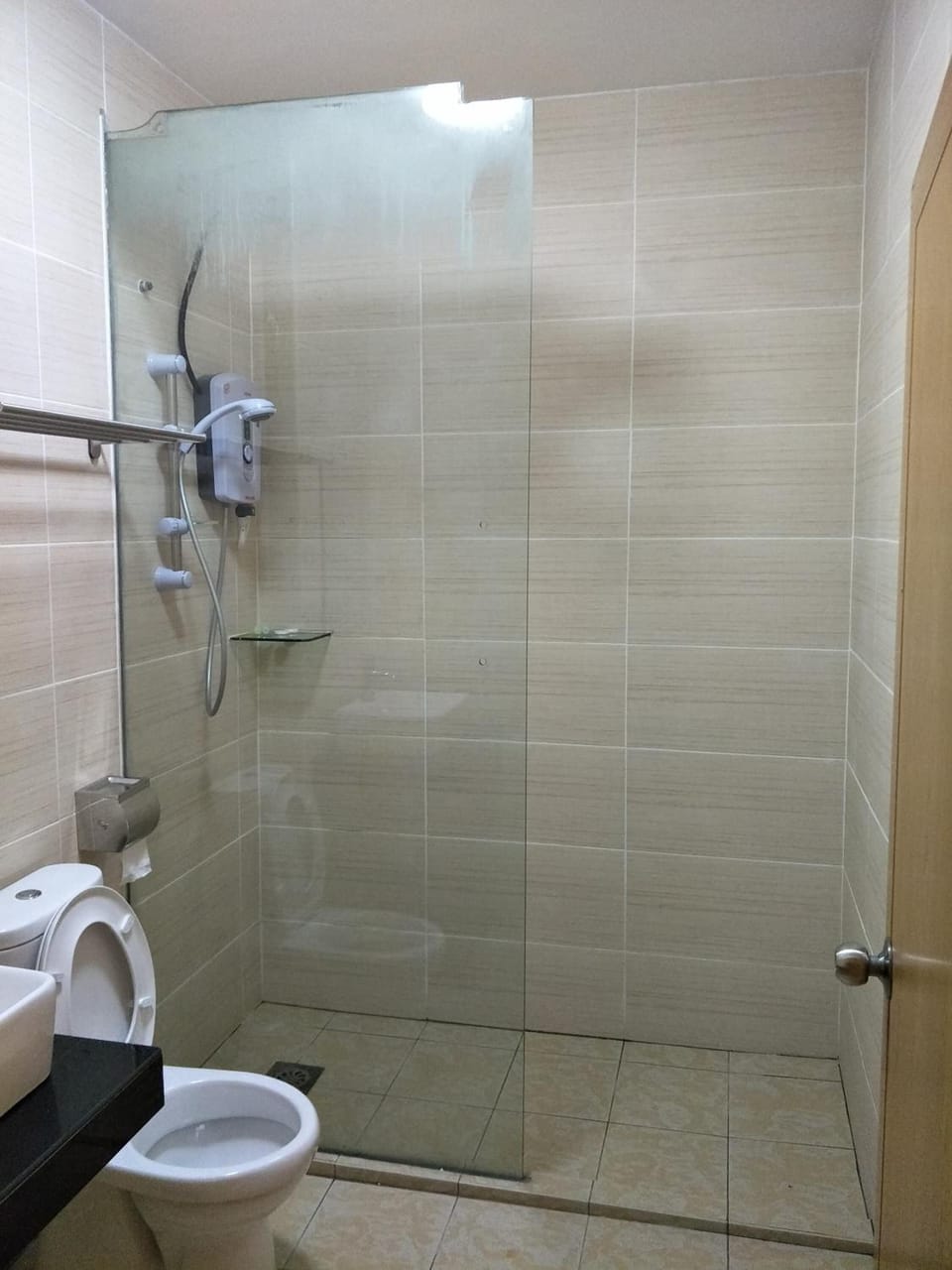 Shower, free toiletries, hair dryer, towels