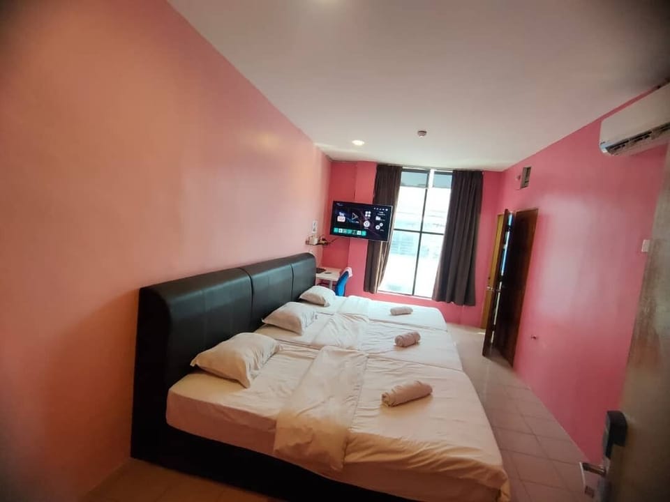 Family Three Single | Desk, iron/ironing board, free WiFi, bed sheets