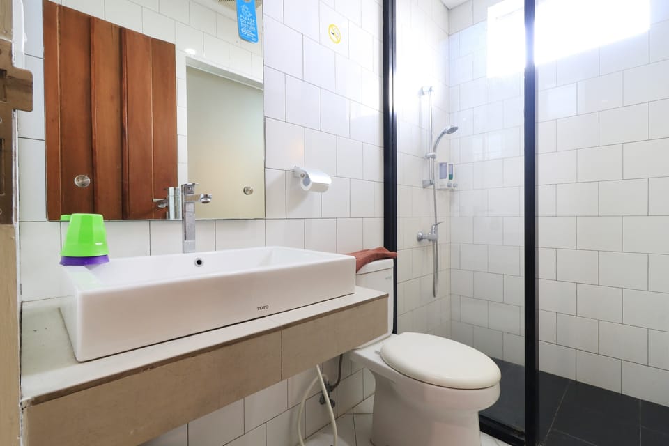 Standard Twin Room | Bathroom | Shower, free toiletries, towels, soap