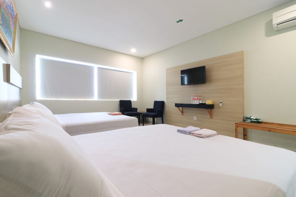 Family Room | Desk, laptop workspace, free WiFi, bed sheets