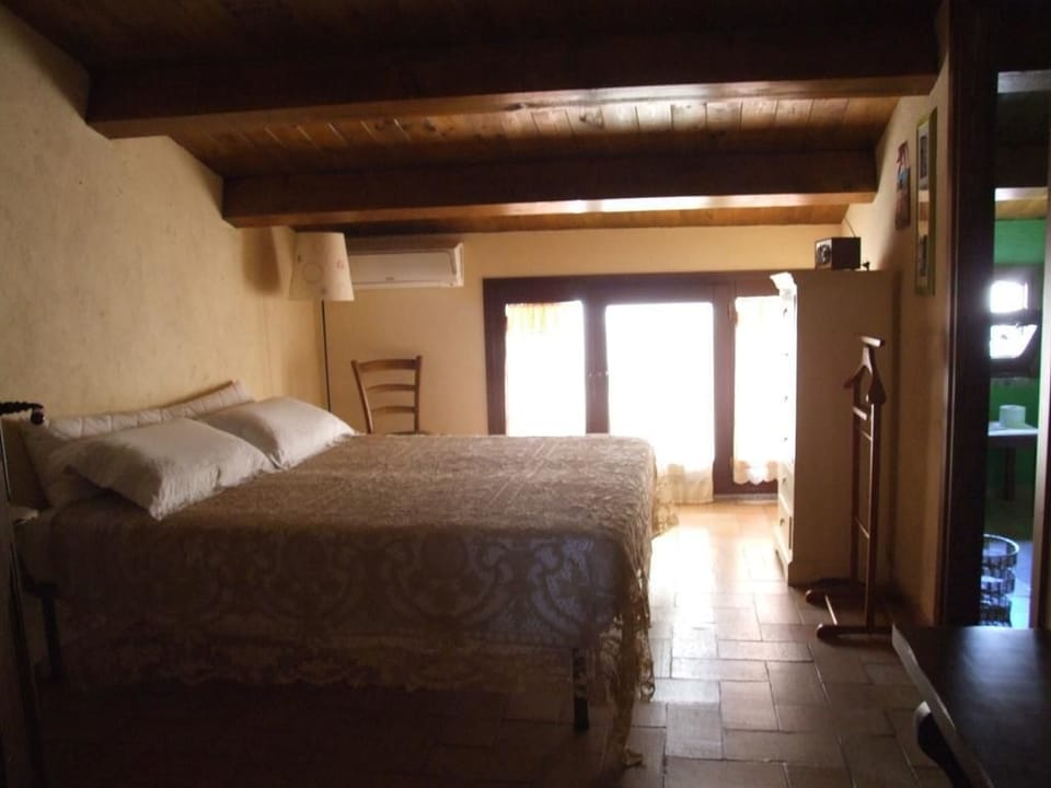 Basic Double Room, Ensuite | Desk, soundproofing, iron/ironing board, free WiFi