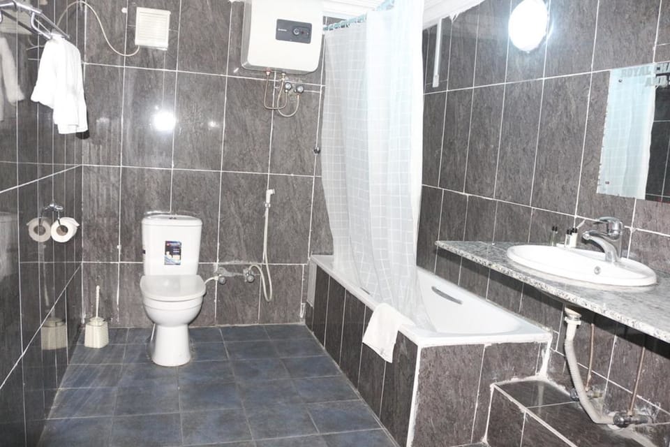 Presidential Room | Bathroom | Combined shower/tub, deep soaking tub, rainfall showerhead