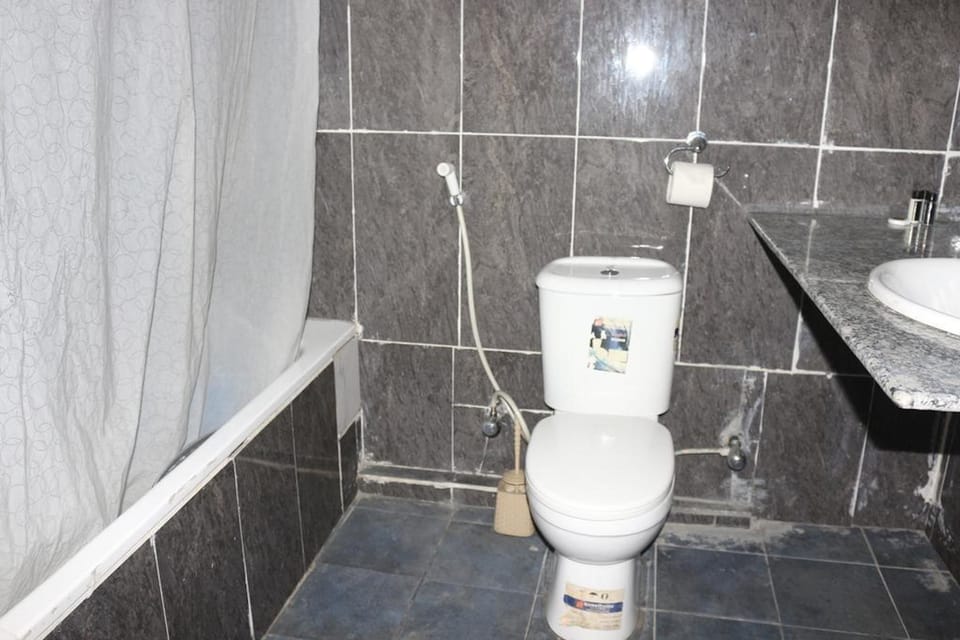 Combined shower/tub, deep soaking tub, rainfall showerhead