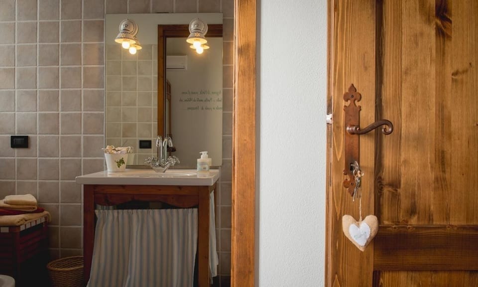 Shower, free toiletries, hair dryer, bidet
